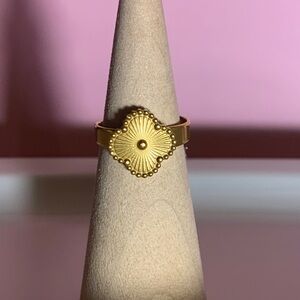 Gold clover Ring